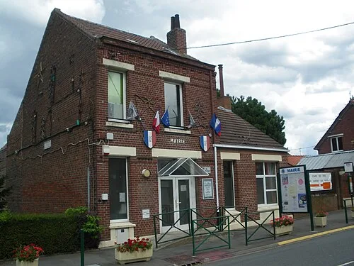 Vue de la mairie d'Estevelles.